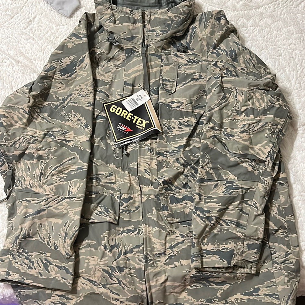 U.S. Military Surplus GORE-TEX Waterproof APECS Parka Shell, New XL-Long